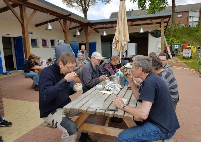 Soep met friet voor de vrijwilligers