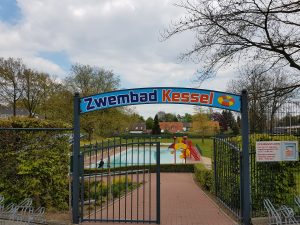 Het nieuwe bord boven de ingang