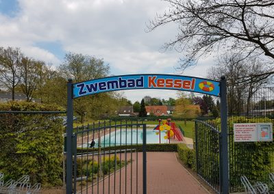 Het nieuwe bord boven de ingang